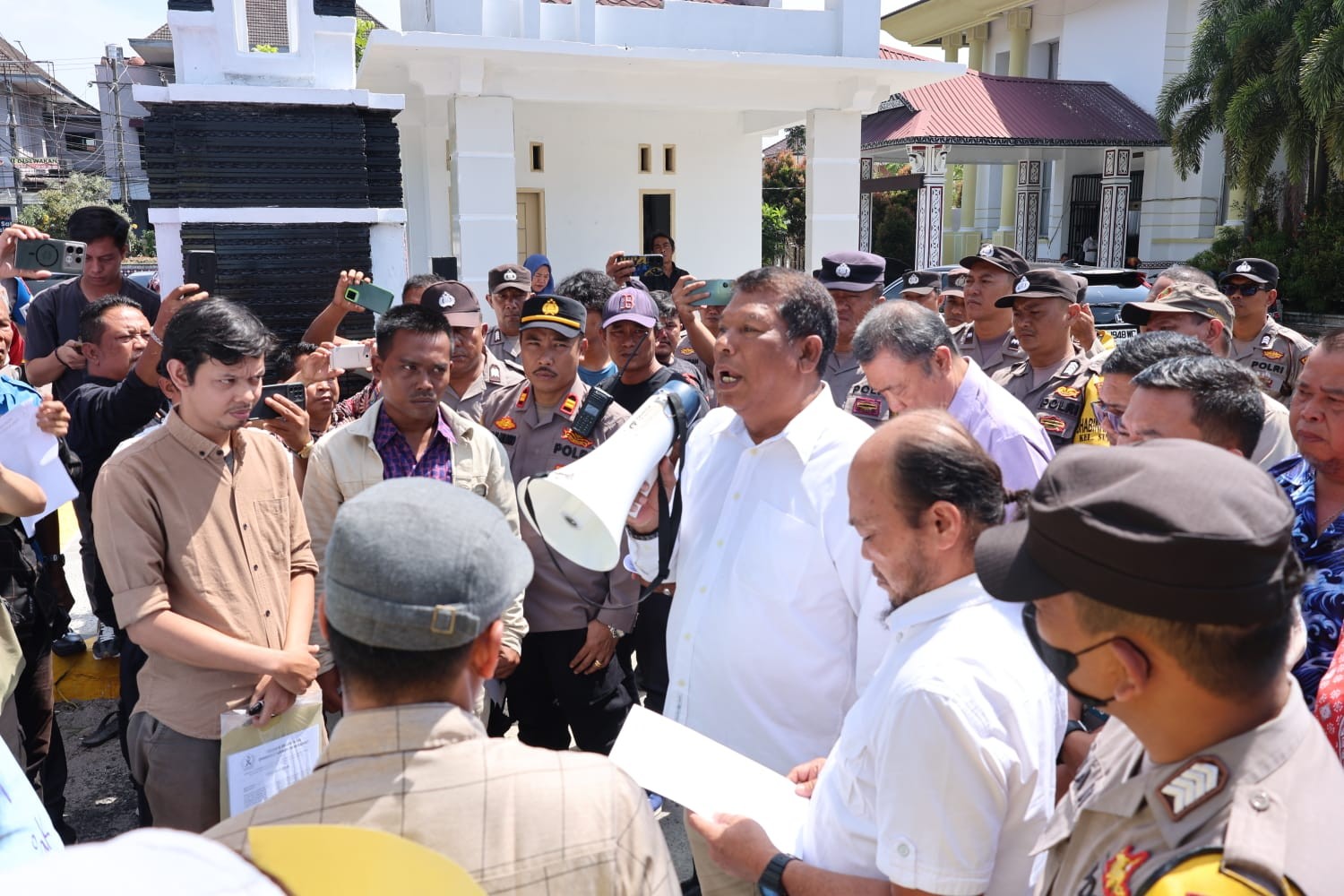Baru Terbentuk, Tim Pansus DPRD Siantar Tampung Aspirasi Pendemo Terkait Pembelian Eks Rumah Singgah