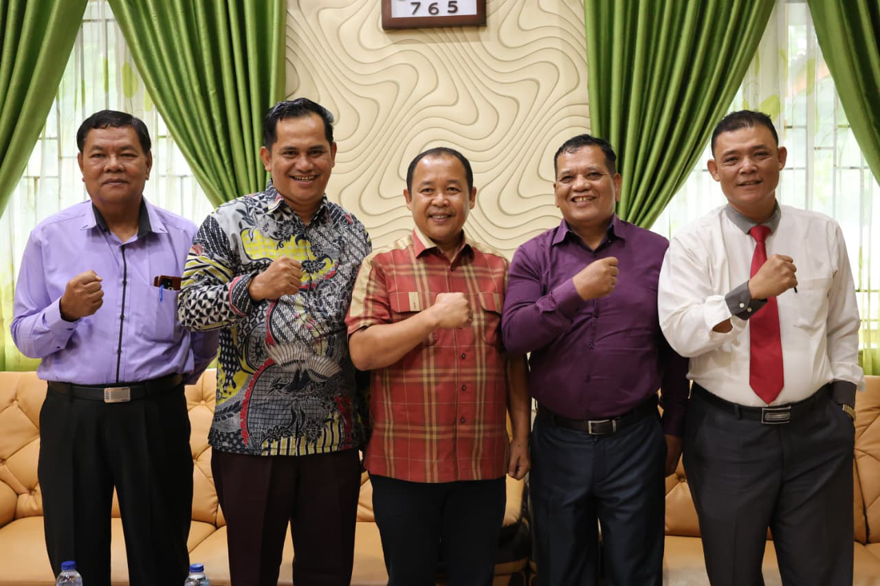 Ketua DPRD Siantar Timbul Marganda Lingga Terima Kunjungan Pimpinan Sinode GPDI di Ruang Kerja