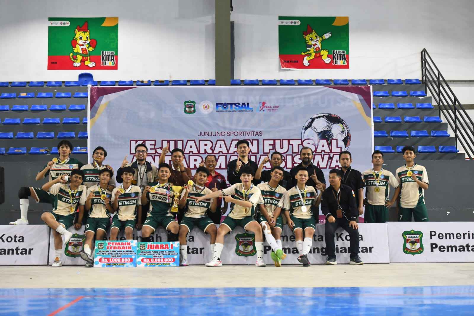 Timbul Lingga Menutup Turnamen Futsal Antar Mahasiswa Perebutkan Piala Ketua DPRD